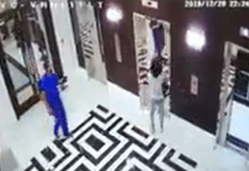 Video: Khoảnh khắc hú hồn bác sỹ cứu chó cưng khỏi bị treo cổ bởi thang máy