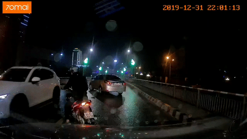 Video: Tài xế ô tô quay đầu trên cầu, nghi sử dụng rượu bia tránh CA kiểm tra