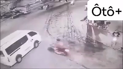 Video: Phóng xe tốc độ "bàn thờ", tài xế xe máy tông thẳng vào ô tô