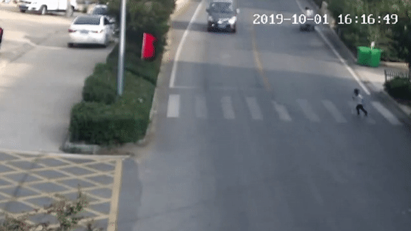 Video: Tài xế bẻ lái xuất thần cứu sống bé trai lao "cắm mặt" lao sang đường