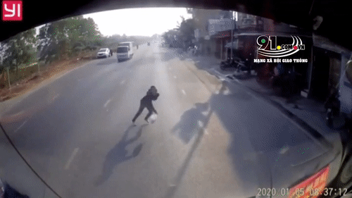 Video: Phanh cháy lốp, tài xế xe bồn cứu mạng người phụ nữ sang đường kiểu tự sát