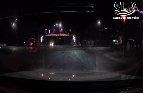 Video: Vượt đèn đỏ bị ô tô tải tông, 2 phụ nữ lái xe máy thương vong