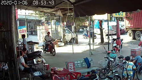 Video: Đi vào điểm mù, cụ ông thoát chết trong gang tấc dưới bánh xe container
