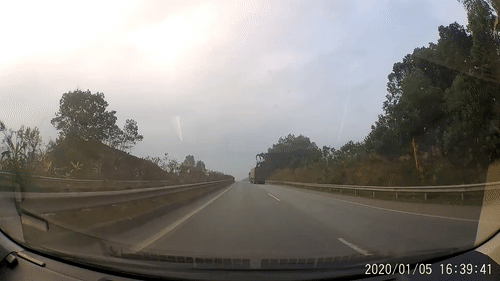 Video: Ngang nhiên đi ngược chiều trên cao tốc, ô tô khiến xe tải hú hồn