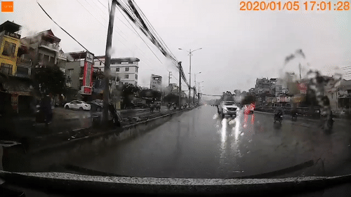 Video: Bán tải ngang nhiên đi ngược chiều mặc gây nguy hiểm cho phương tiện khác
