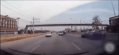 Video: Đua nhau vượt ẩu, xe bán tải bị húc văng khiến 3 người rơi ra đường