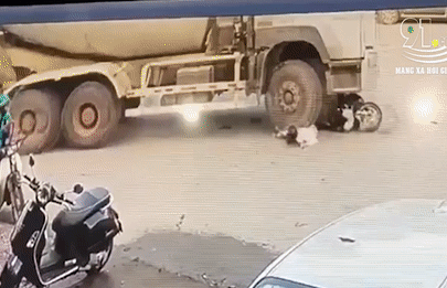 Video: Bị xe bồn 2 lần cán qua người, tài xế xe máy nguy kịch
