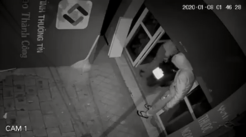 Video: Phá khóa cuỗm xe SH bất thành, 2 tên trộm bị chủ nhà đuổi chạy "té khói"