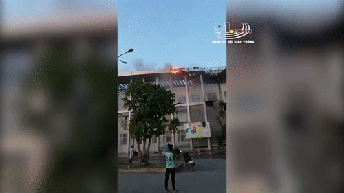 Video: Cháy bệnh viện Nhi Hải Dương, nhiều người ôm con nhỏ tháo chạy