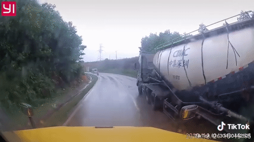 Video: Container vượt ẩu cán qua xe máy, tài xế thoát chết trong gang tấc