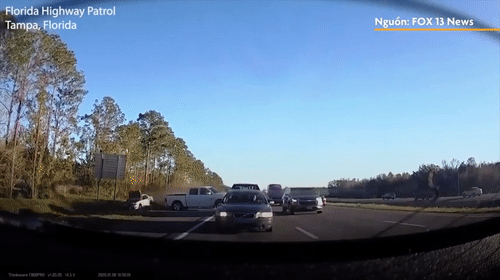 Video: Phóng nhanh không kiểm soát, ô tô tông hàng loạt xe trên cao tốc