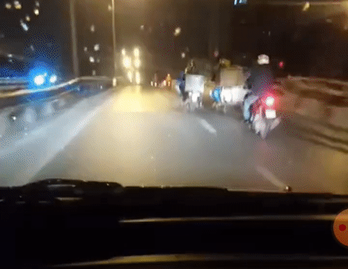 Video: Va vào xe dừng đột ngột, tài xế xe máy bị ô tô cán qua người