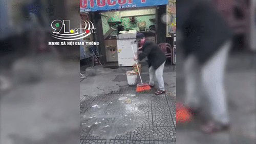 Video: Khó chịu vì đỗ trước cửa, chủ nhà hất mạnh nước bẩn lên xe