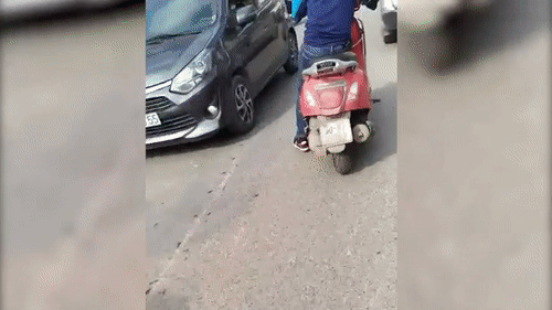 Video: Bị lật tẩy khi vờ hết xăng để xin tiền, thanh niên phóng xe máy mất hút