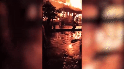 Video: Khoảnh khắc kinh hoàng chùa cổ giữa thủ đô cháy dữ dội