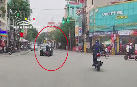 Video: Học sinh đi xe đạp điện tạt đầu ô tô, tông trực diện xe máy giữa ngã tư