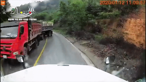 Video: Xe đầu kéo vào cua ẩu khiến container đi ngược chiều lật ngửa