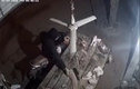 Video: Trộm thịt heo "nhanh như chớp" rồi phóng xe tẩu thoát