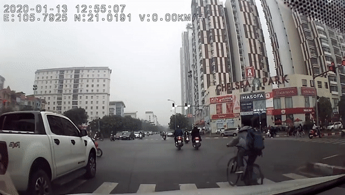 Video: Vượt đèn đỏ, hai học sinh đi xe điện tông ngã nam sinh đi xe đạp