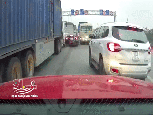 Video: Lấn làn vào đúng điểm mù, ô tô bị container đâm biến dạng