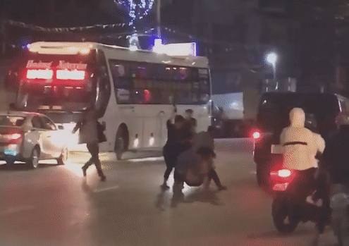 Video: Hãi hùng nhóm thanh niên cầm "hàng nóng" hỗn chiến giữa đường