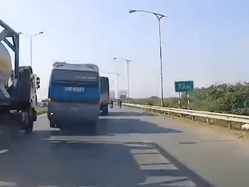 Video: Xe khách tạt đầu xe bồn bất chấp nguy hiểm gây bức xúc