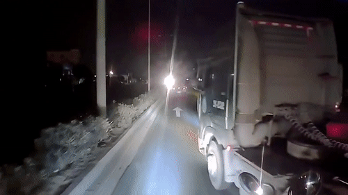 Video: "Hung thần xa lộ" lấn làn ẩu ép container khác phanh cháy lốp