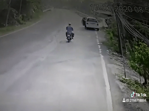Video: Thiếu quan sát, tài xế xe máy đâm thẳng vào cửa ô tô đang mở
