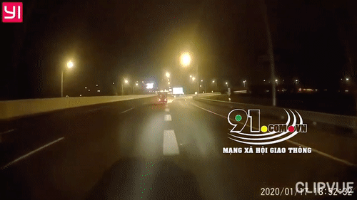 Video: Ngang ngược đi trên cao tốc HN-HP, xe ba gác nhận "trái đắng"