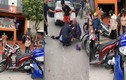 Video: Xe máy “dính chặt“ vào đầu taxi sau va chạm, 3 cô gái bị thương