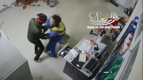 Video: Nhân viên cây xăng quật ngã tên cướp cầm dao cướp tài sản