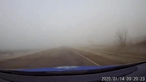 Video: Cố vượt trong sương mù dày đặc, 2 ô tô đối đầu kinh hoàng