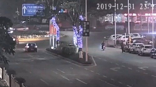 Video: Tài xế say rượu, phóng nhanh tông phải vòng xuyến lật nhào