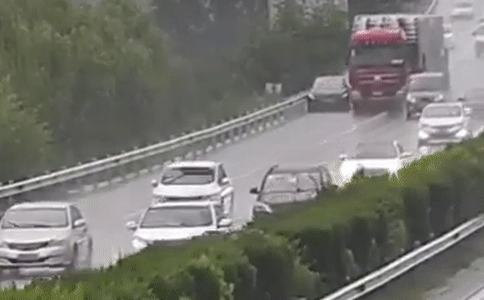 Video: Ô tô tải chuyển làn ẩu, ép xe con vào lề "nát bươm"