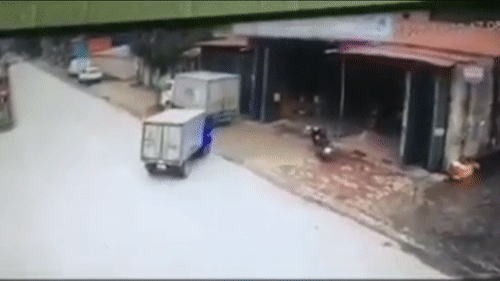 Video: Phóng nhanh đâm đuôi xe tải đang lùi, 2 người đi xe máy nguy kịch