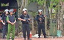 Video: Hàng trăm cảnh sát cùng xe bọc thép vây bắt nghi can bắn người ở Củ Chi