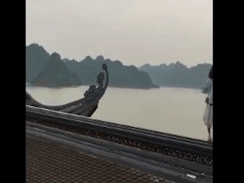 Video: Cặp đôi trèo lên nóc chùa Tam Chúc chụp ảnh gây bức xúc