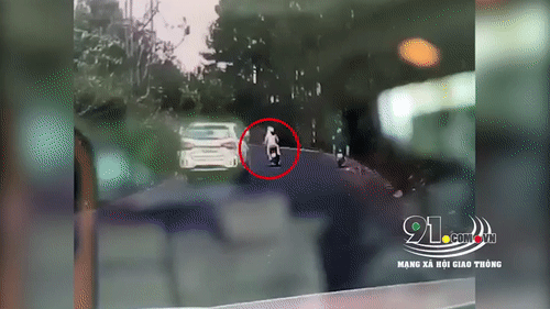 Video: Xót xa ô tô đổ đèo hất văng xe máy, làm bà bầu tử vong