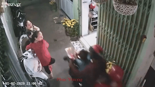 Video: Tên cướp đèo vợ con giật dây chuyền "nhanh như chớp"