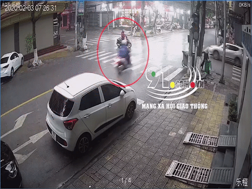 Video: Phanh gấp ở giao lộ, "ninja" văng vào gầm ô tô trọng thương