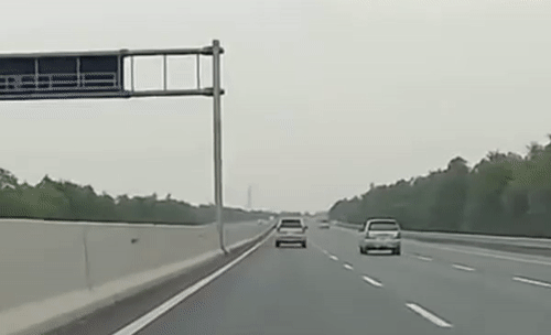 Video: Hết hồn xế sang nổ lốp trên cao tốc suýt thành thảm kịch