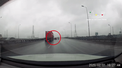 Video: Chuyển làn ẩu, ô tô con bị container tông biến dạng, xoay 180 độ