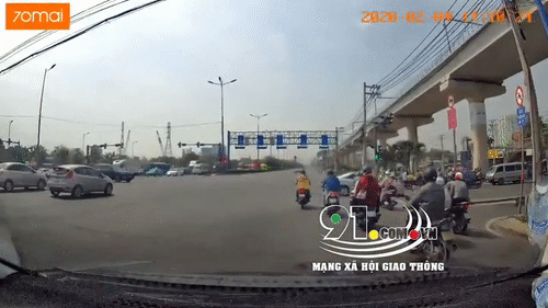 Video: Vượt cố vài giây đèn xanh đỏ, 2 xe ô tô đâm nhau kinh hoàng