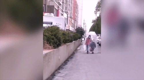 Video: 2 mẹ con đeo khẩu trang và trùm túi nhựa kín mít chống virus corona