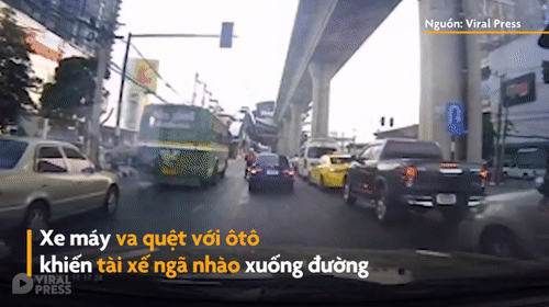 Video: Ngã xuống đường vì va quệt với ô tô, tài xế suýt bị xe buýt cán qua
