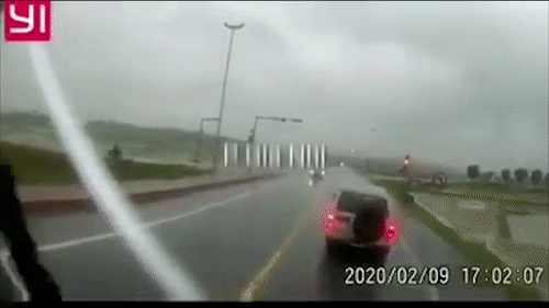 Video: Đánh lái tránh xe dừng đèn đỏ, ô tô gây tai nạn kinh hoàng vời xe ngược chiều