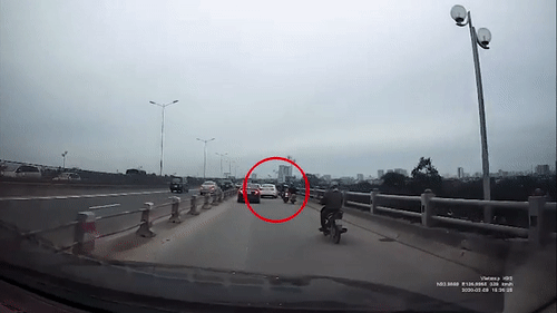 Video: Đánh lái gây tai nạn liên hoàn trên Cầu Thanh Trì, ô tô bỏ mặc rời đi