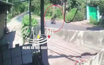 Video: Ôm cua tốc độ "bàn thờ" đâm trực diện xe tải, 2 quái xế tử vong