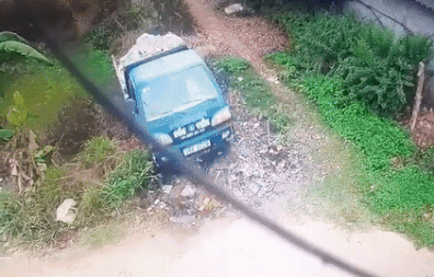 Video: Bất cẩn lùi xe tải lao xuống ruộng, tài xế may mắn thoát chết