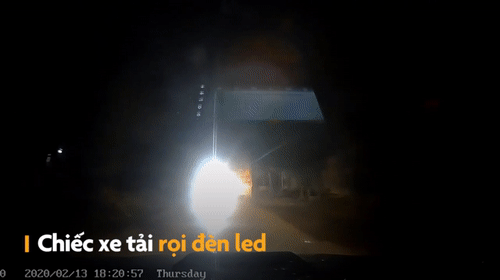 Video: Bị rọi đèn pha trong đêm, ôtô đánh lái kịp thời tránh va chạm thảm khốc